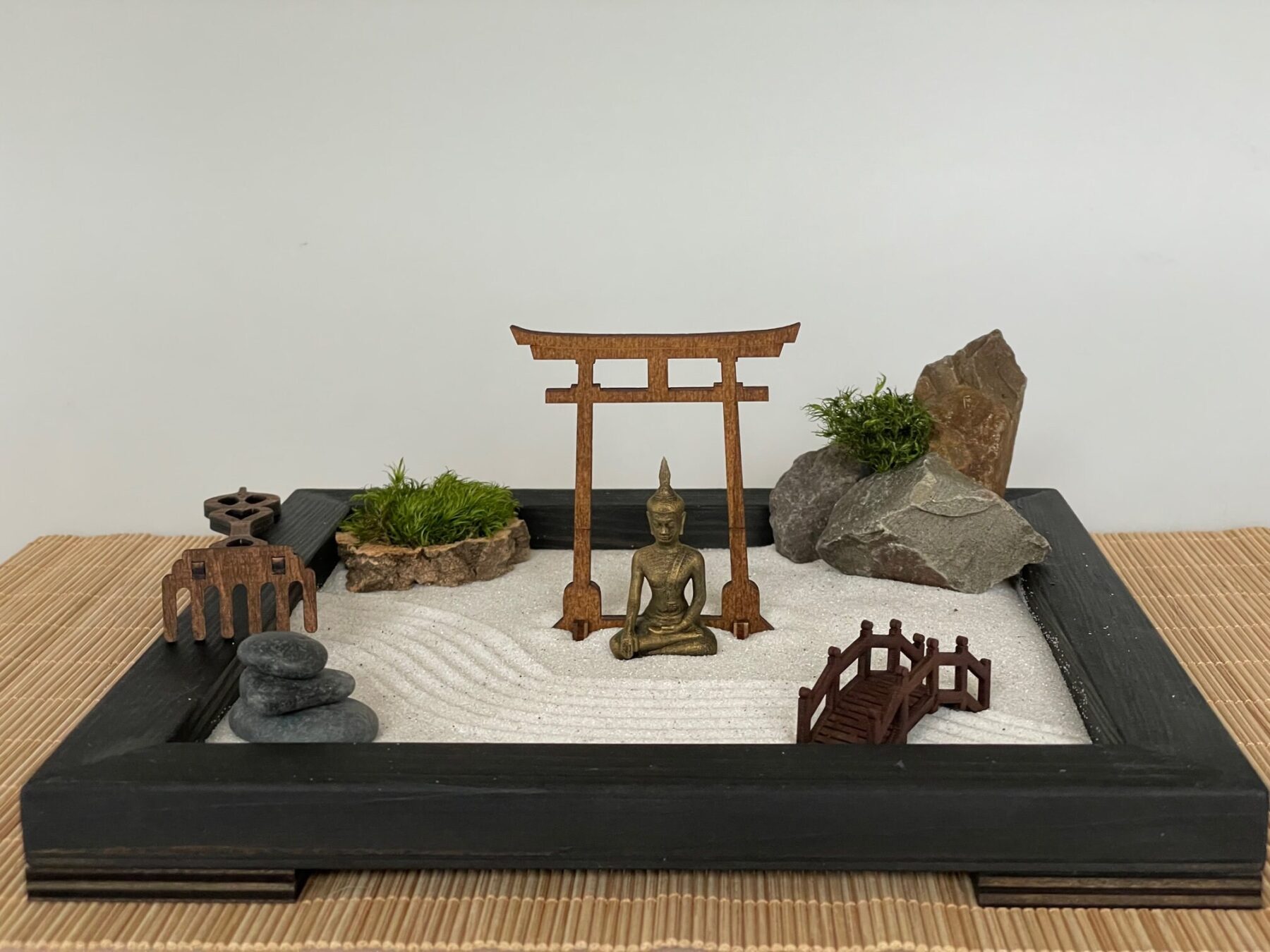 Großer schwarzer Zengarten aus FSC- Massivholz mit Buddha, Torii, Brücke, Moos und Holz-Harke - nachhaltig & umweltfreundlich
