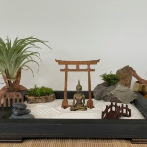 Großer schwarzer Zengarten aus FSC- Massivholz mit Buddha, Torii, Brücke, Moos und Holz-Harke - nachhaltig & umweltfreundlich – Bild 2