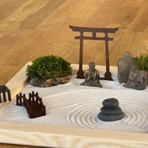 Großes handmade Zen-Garten-Set aus FSC-Holz  mit Buddha, Torii, Brücke, Moos und Holz-Harke- nachhaltig & umweltfreundlich hergestellt – Bild 3