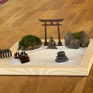 Großes handmade Zen-Garten-Set aus FSC-Holz  mit Buddha, Torii, Brücke, Moos und Holz-Harke- nachhaltig & umweltfreundlich hergestellt – Bild 4