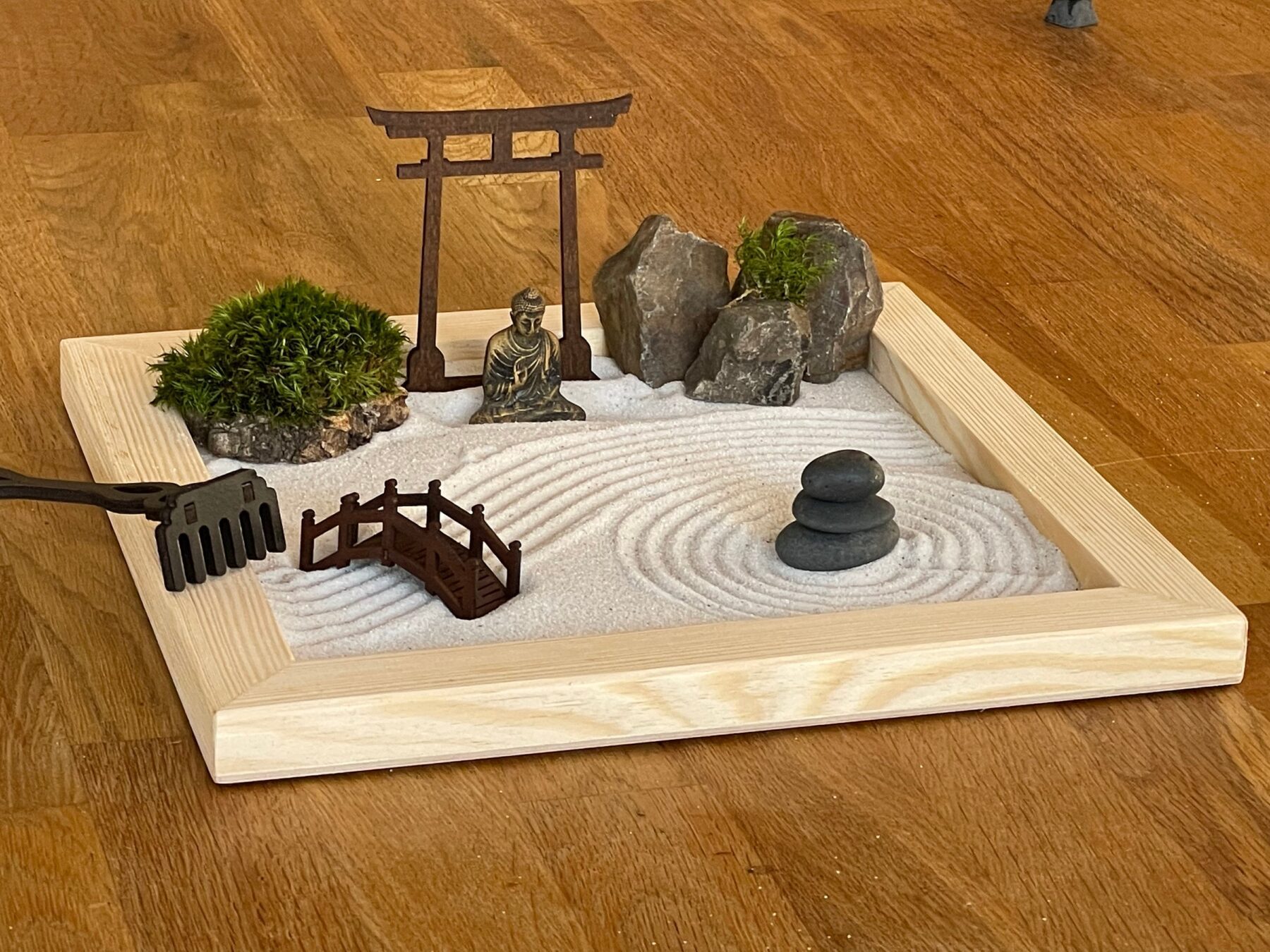 Großes handmade Zen-Garten-Set aus FSC-Holz  mit Buddha, Torii, Brücke, Moos und Holz-Harke- nachhaltig & umweltfreundlich hergestellt