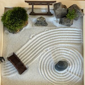 Großes handmade Zen-Garten-Set aus FSC-Holz  mit Buddha, Torii, Brücke, Moos und Holz-Harke- nachhaltig & umweltfreundlich hergestellt – Bild 5