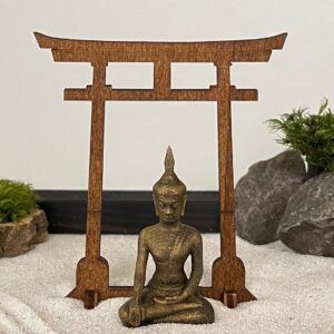 Großer schwarzer Zengarten aus FSC- Massivholz mit Buddha, Torii, Brücke, Moos und Holz-Harke - nachhaltig & umweltfreundlich – Bild 7