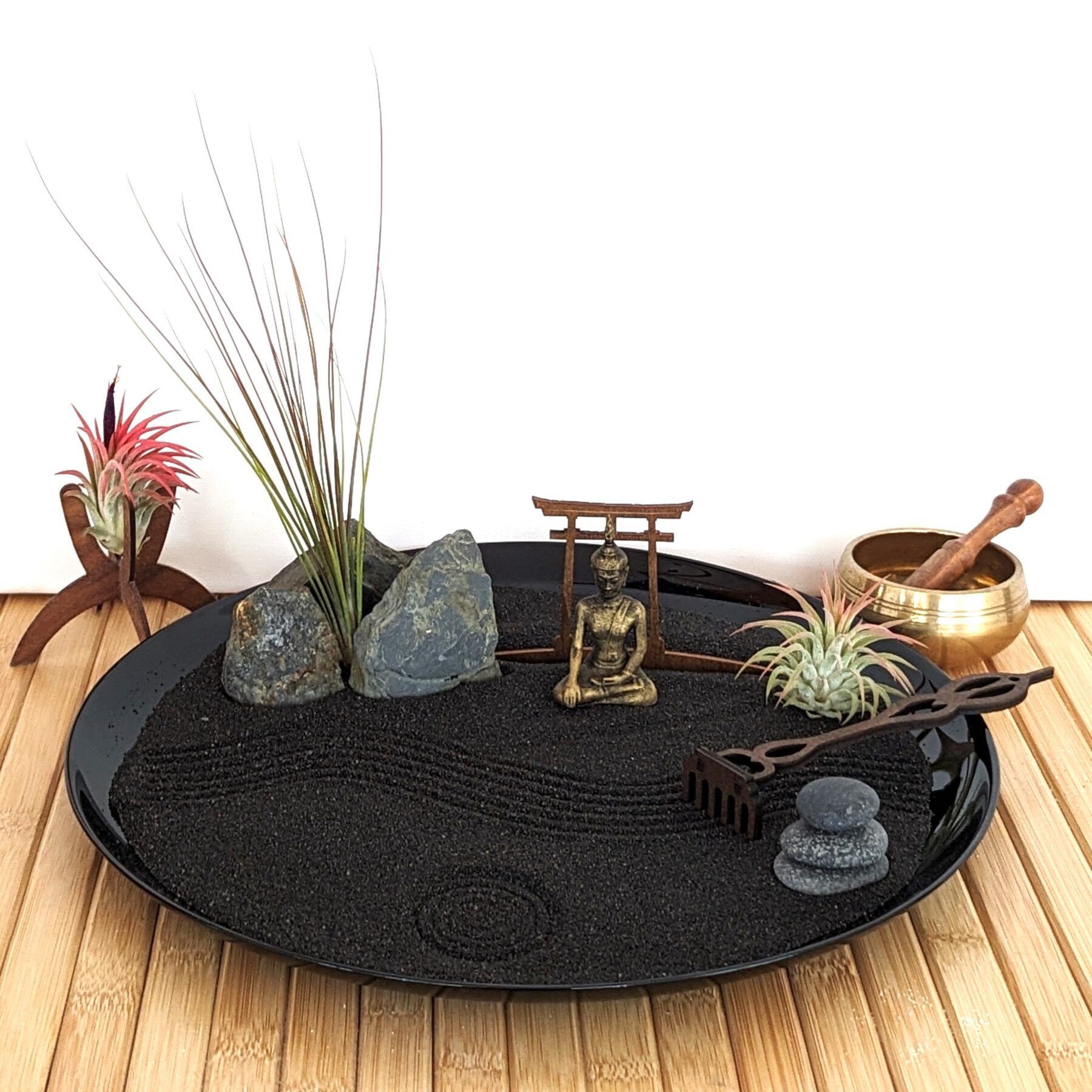 Handgefertigtes XXL Großes Zen-Garten Set mit schwarzem Sand, Buddha-Figur, Torii, Steinen, Tillandsien und Harke - Karesunsui