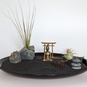 Handgefertigtes XXL Großes Zen-Garten Set mit schwarzem Sand, Buddha-Figur, Torii, Steinen, Tillandsien und Harke - Karesunsui – Bild 7