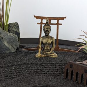 Handgefertigtes XXL Großes Zen-Garten Set mit schwarzem Sand, Buddha-Figur, Torii, Steinen, Tillandsien und Harke - Karesunsui – Bild 6