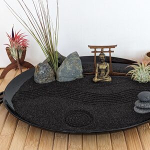 Handgefertigtes XXL Großes Zen-Garten Set mit schwarzem Sand, Buddha-Figur, Torii, Steinen, Tillandsien und Harke - Karesunsui – Bild 8