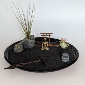Handgefertigtes XXL Großes Zen-Garten Set mit schwarzem Sand, Buddha-Figur, Torii, Steinen, Tillandsien und Harke - Karesunsui – Bild 3