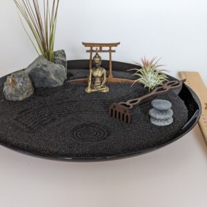 Handgefertigtes XXL Großes Zen-Garten Set mit schwarzem Sand, Buddha-Figur, Torii, Steinen, Tillandsien und Harke - Karesunsui – Bild 10