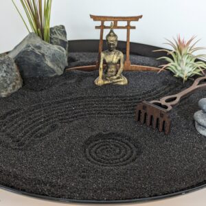 Handgefertigtes XXL Großes Zen-Garten Set mit schwarzem Sand, Buddha-Figur, Torii, Steinen, Tillandsien und Harke - Karesunsui – Bild 2