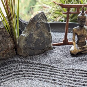 Handgefertigtes XXL Großes Zen-Garten Set mit schwarzem Sand, Buddha-Figur, Torii, Steinen, Tillandsien und Harke - Karesunsui – Bild 4