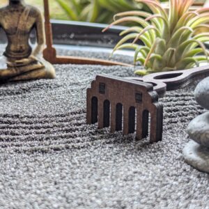 Handgefertigtes XXL Großes Zen-Garten Set mit schwarzem Sand, Buddha-Figur, Torii, Steinen, Tillandsien und Harke - Karesunsui – Bild 5
