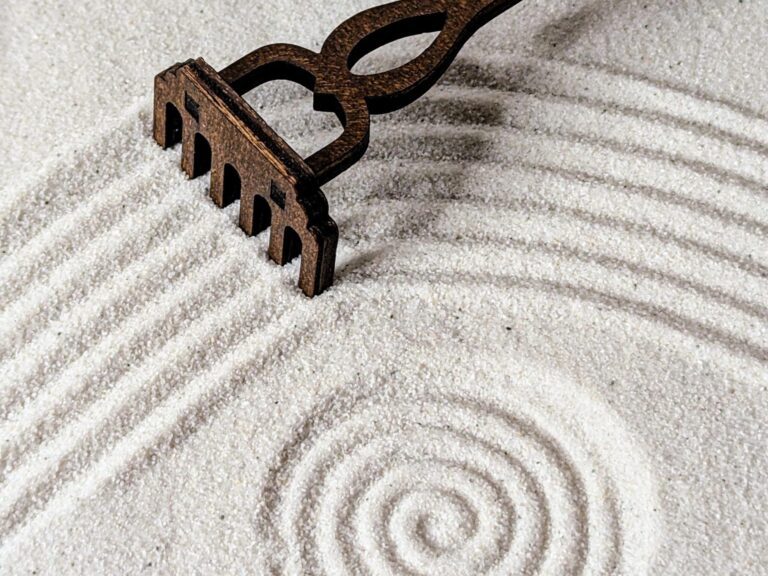 Harke, die Muster in den Sand malt.