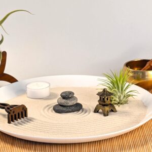 Hochwertiges Zen Garten Set für den Schreibtisch – Weiße Opalglas-Schale mit Tillandsie, Steinen, Kerze & handgefertigter Harke – Bild 6