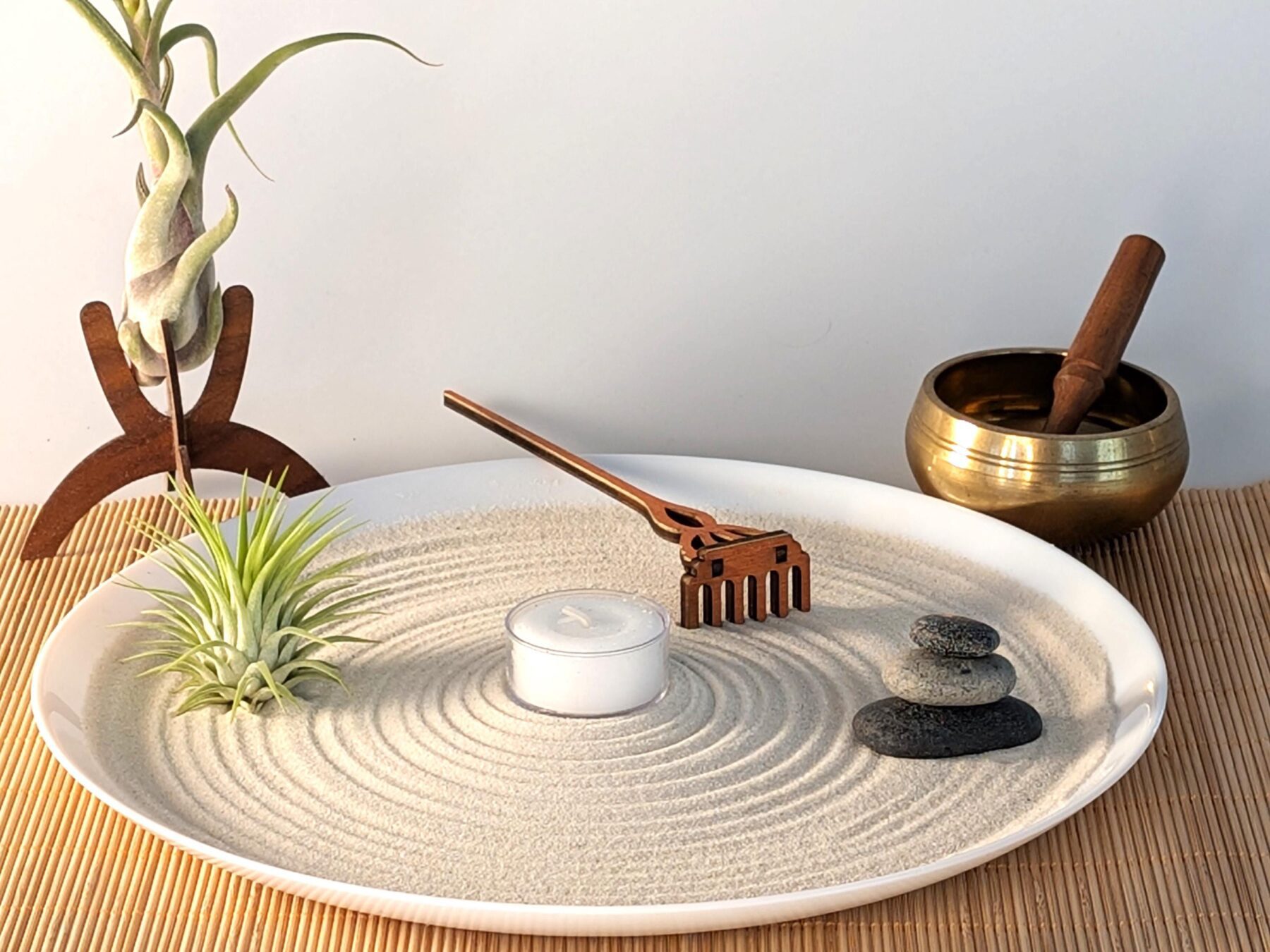 Hochwertiges Zen Garten Set für den Schreibtisch – Weiße Opalglas-Schale mit Tillandsie, Steinen, Kerze & handgefertigter Harke