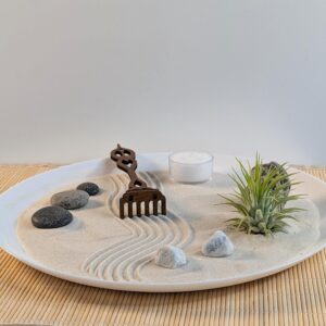 Zen Garten „natural“ aus  hochwertigem Opalglas – Meditative Schreibtisch-Deko mit Kerze, Tillandsie & Steinen - nachhaltige Geschenk-Idee – Bild 7