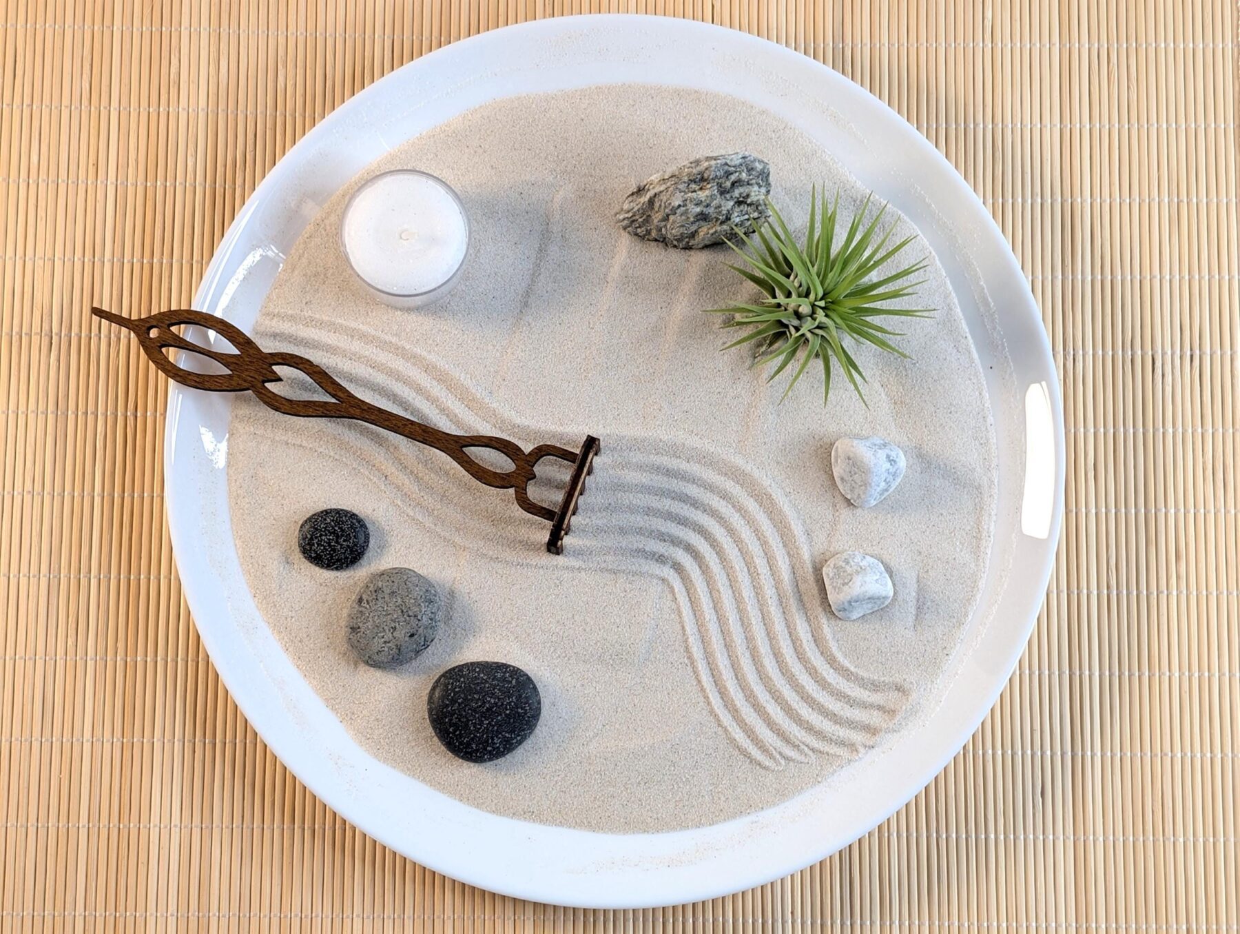 Zen Garten „natural“ aus  hochwertigem Opalglas – Meditative Schreibtisch-Deko mit Kerze, Tillandsie & Steinen - nachhaltige Geschenk-Idee