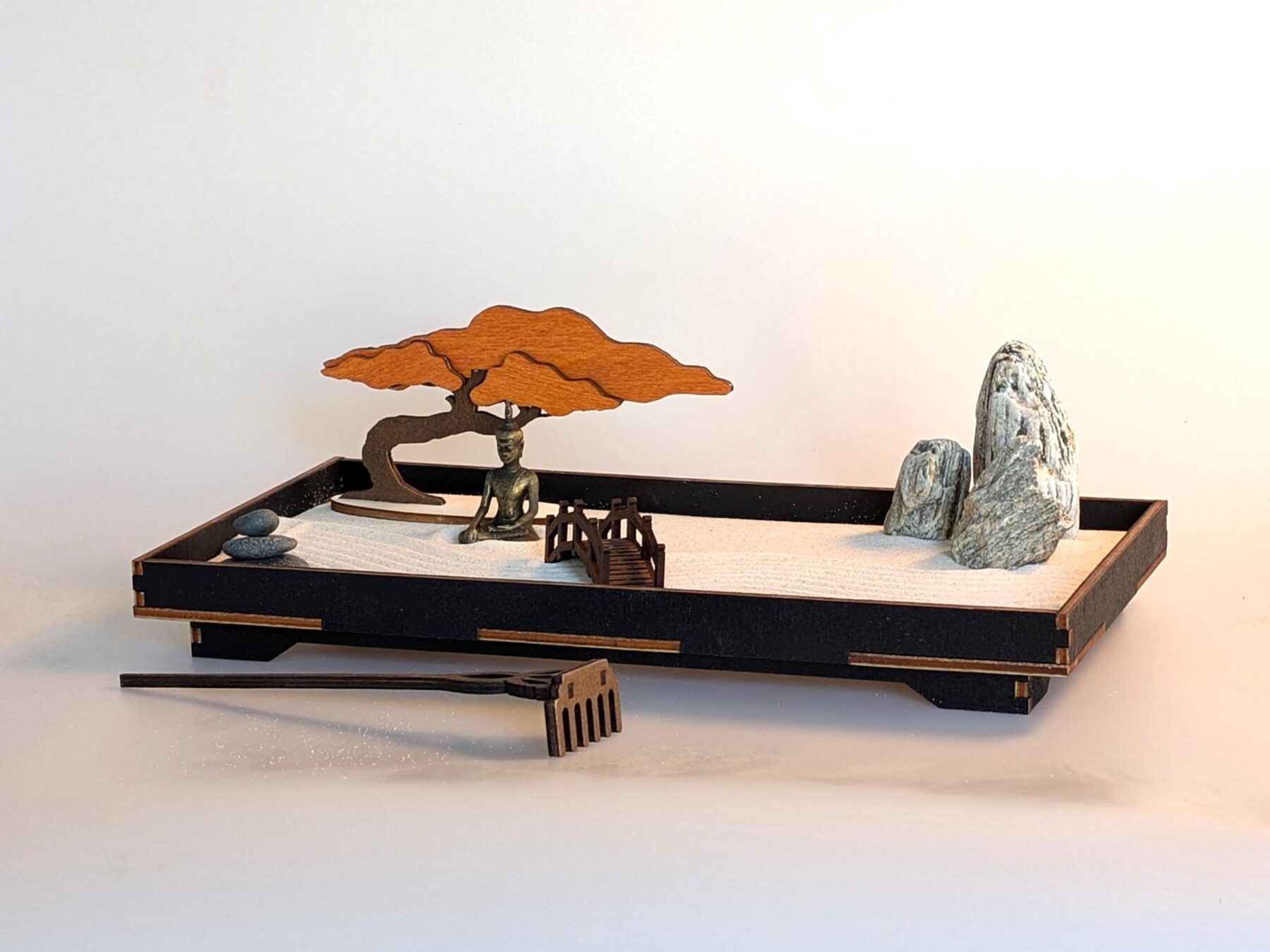 Design Zengarten Set -handmade- mit Bonsai, Brücke und Harke aus FSC-Holz, Entspannung & Meditation, prima Geschenk - Idee
