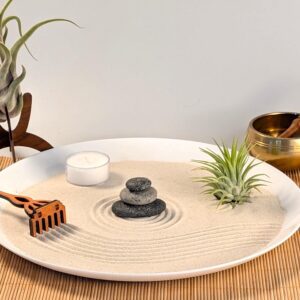 Hochwertiges Zen Garten Set für den Schreibtisch – Weiße Opalglas-Schale mit Tillandsie, Steinen, Kerze & handgefertigter Harke – Bild 2