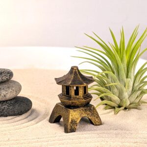 Hochwertiges Zen Garten Set für den Schreibtisch – Weiße Opalglas-Schale mit Tillandsie, Steinen, Kerze & handgefertigter Harke – Bild 7