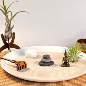 Hochwertiges Zen Garten Set für den Schreibtisch – Weiße Opalglas-Schale mit Tillandsie, Steinen, Kerze & handgefertigter Harke – Bild 8