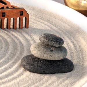 Hochwertiges Zen Garten Set für den Schreibtisch – Weiße Opalglas-Schale mit Tillandsie, Steinen, Kerze & handgefertigter Harke – Bild 4