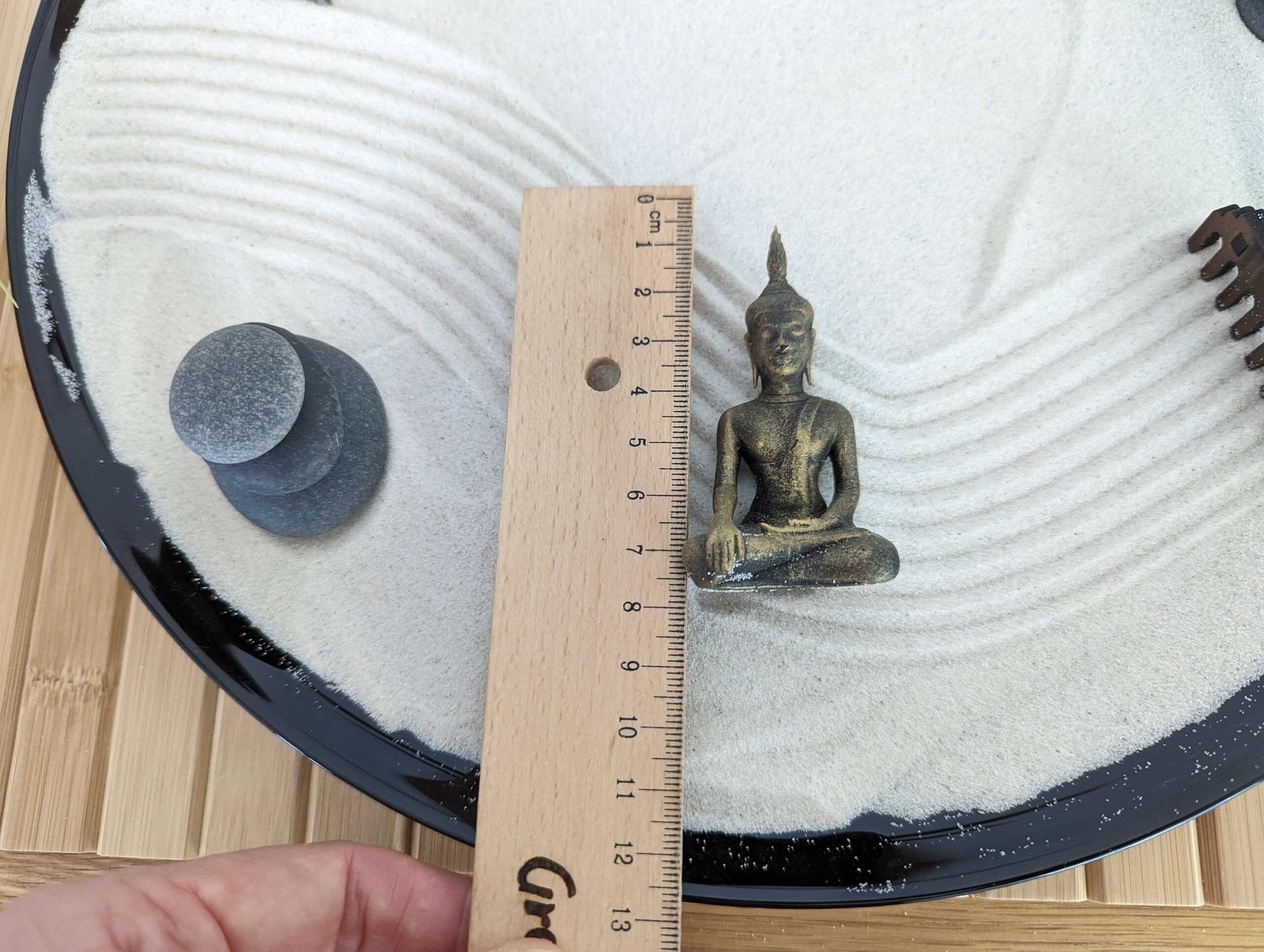 Zen-Garten aus schwarzem Opalglas mit schwarzem Sand, Buddha & Tillandsien – handgefertigtes Set (Ø 32 cm) – Bild 9