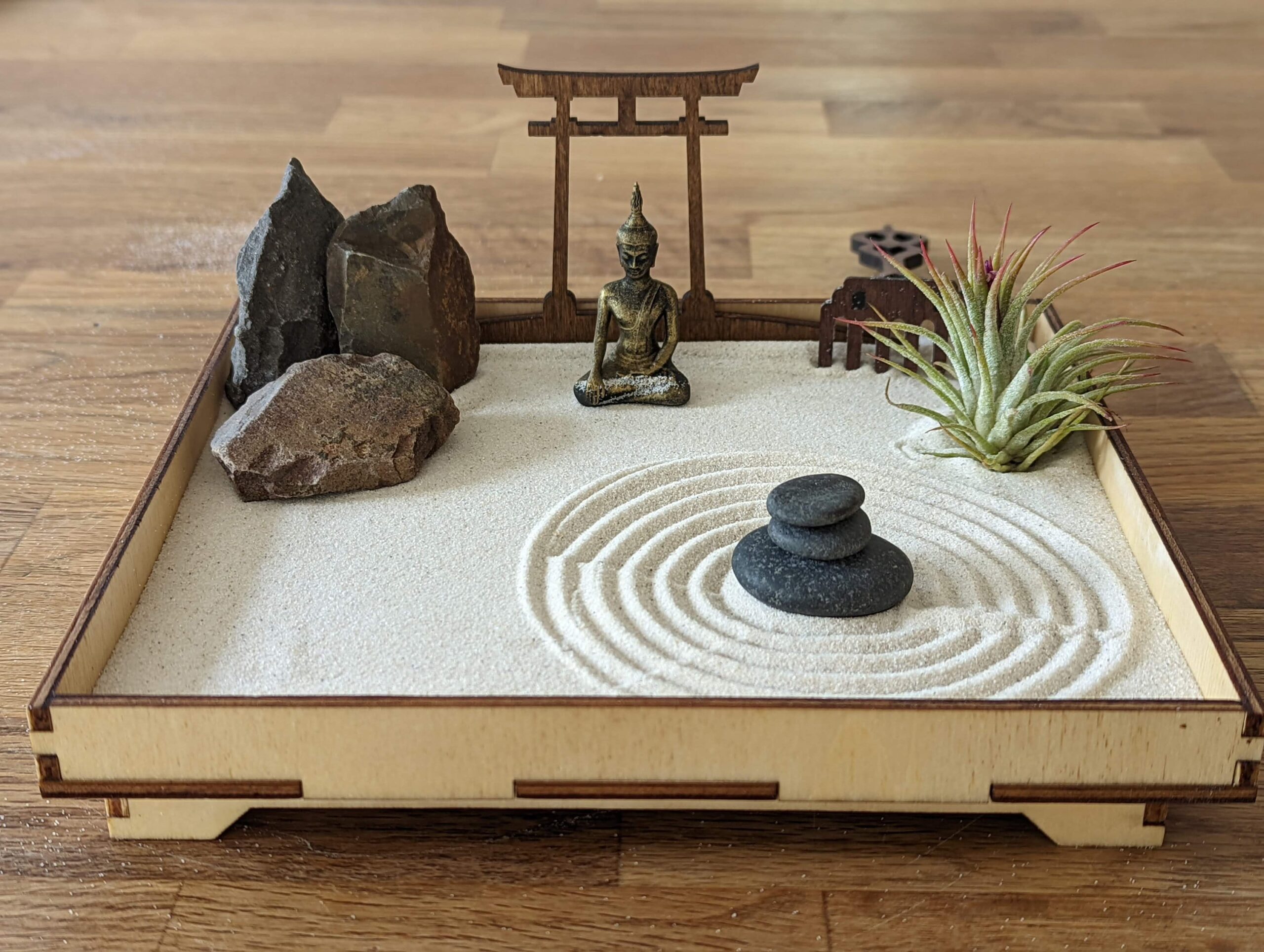 Handmade Zengarten -Set mit Buddha-Figur, Torii und Harke Feng Shui zur Meditation und Entspannung nachhaltig & umweltfreundlich DIY-Kit – Bild 2