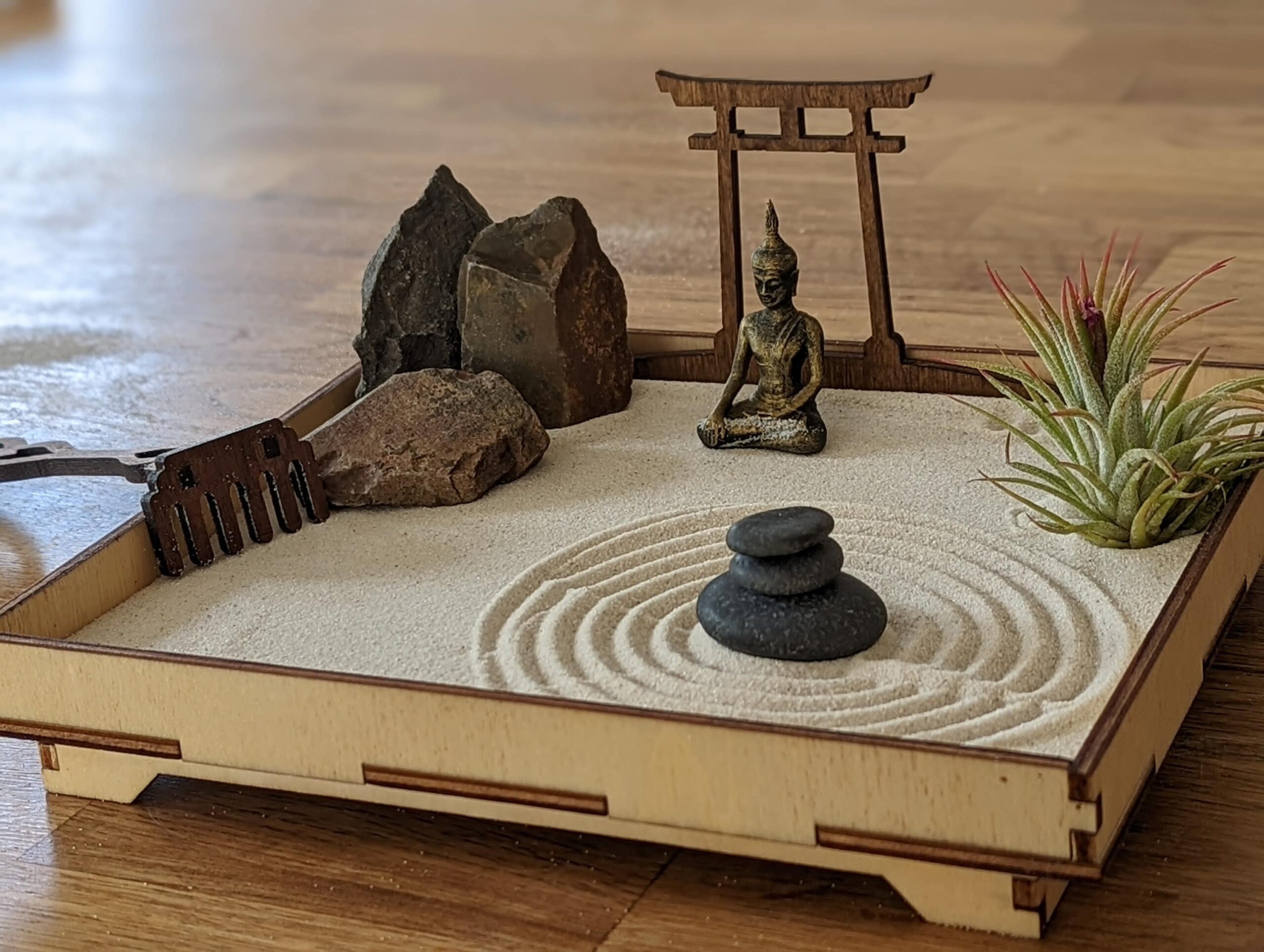 Handmade Zengarten -Set mit Buddha-Figur, Torii und Harke Feng Shui zur Meditation und Entspannung nachhaltig & umweltfreundlich DIY-Kit – Bild 6