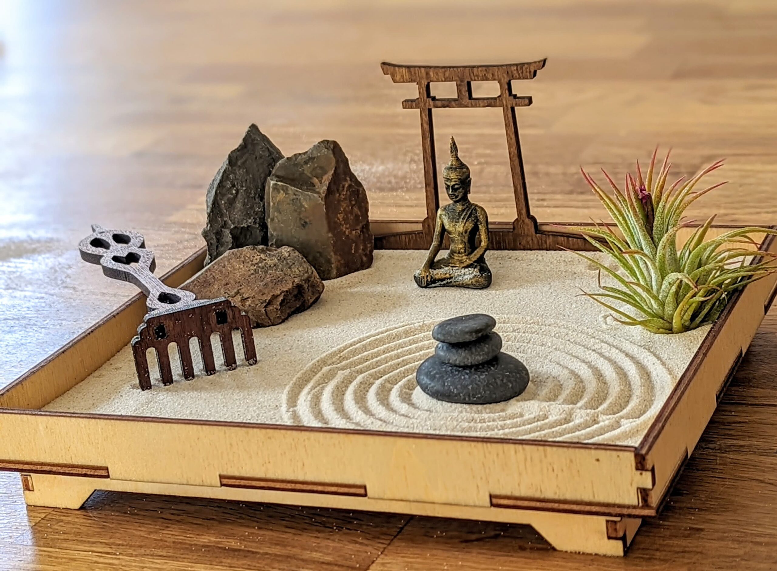 Handmade Zengarten -Set mit Buddha-Figur, Torii und Harke Feng Shui zur Meditation und Entspannung nachhaltig & umweltfreundlich DIY-Kit