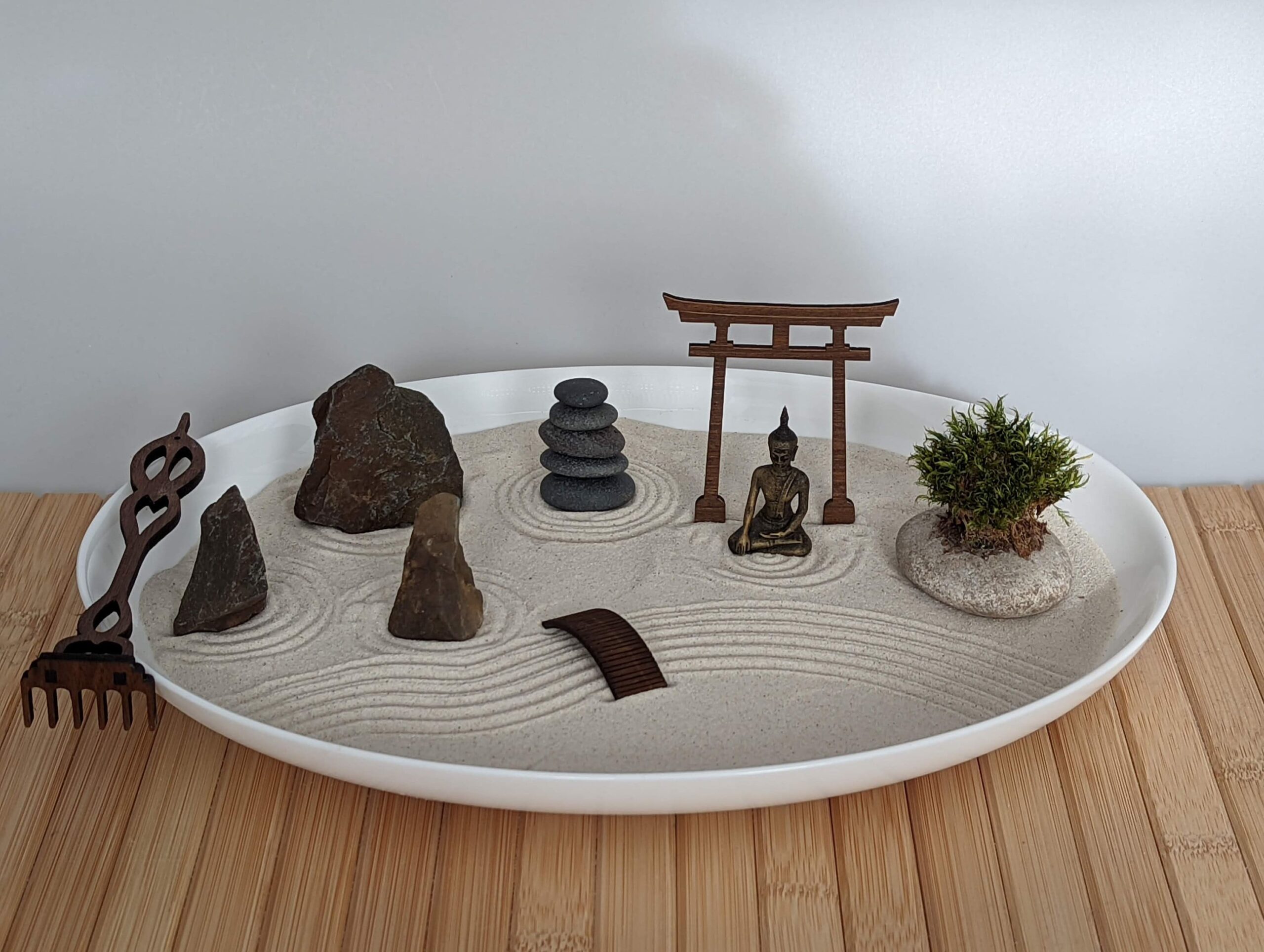 Großer Zengarten aus weißem Opalglas mit Buddha & Brücke – handgemachtes Zen-Garten Set zur Entspannung & Geschenk – Bild 6