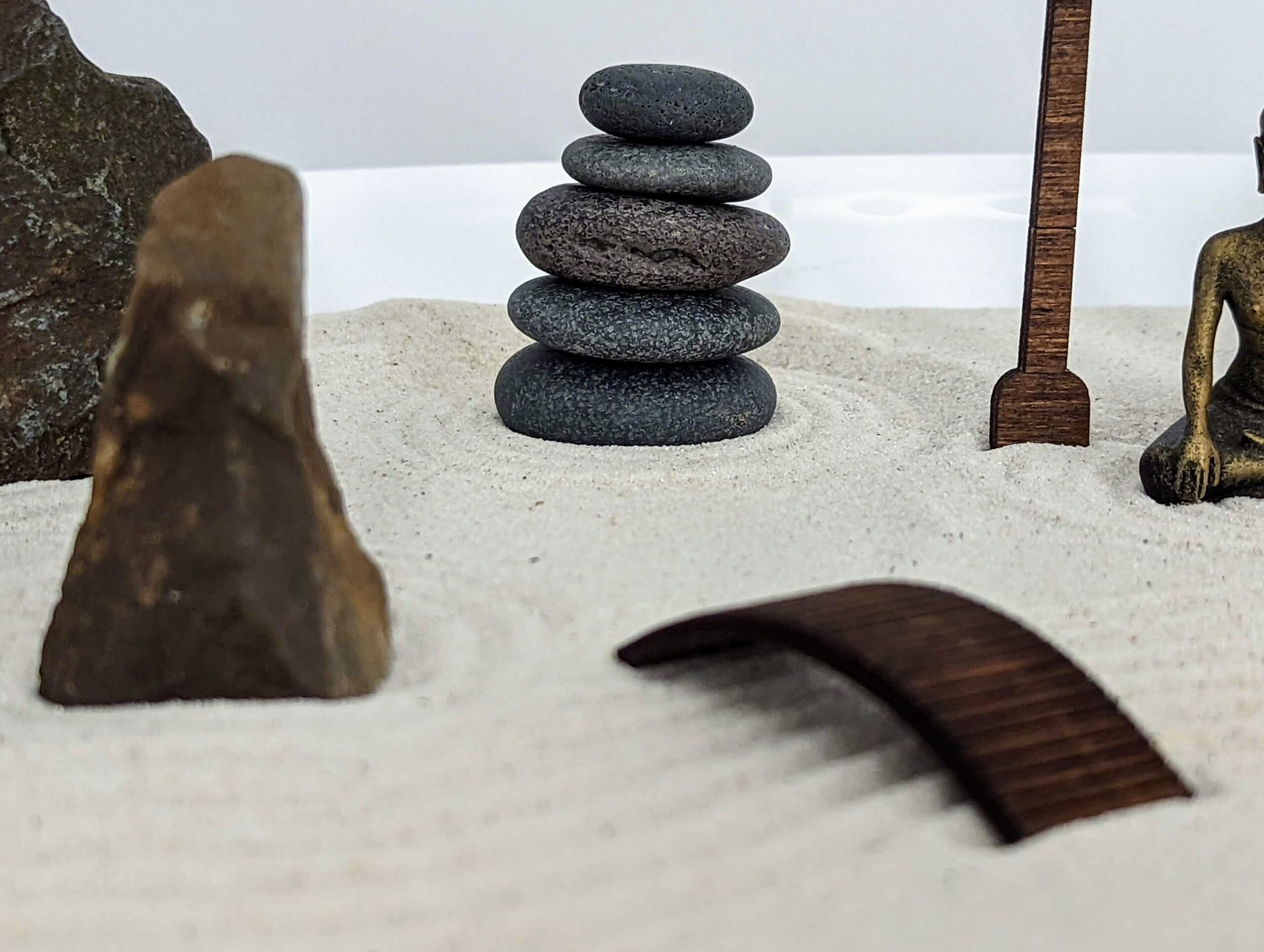 Großer Zengarten aus weißem Opalglas mit Buddha & Brücke – handgemachtes Zen-Garten Set zur Entspannung & Geschenk – Bild 4