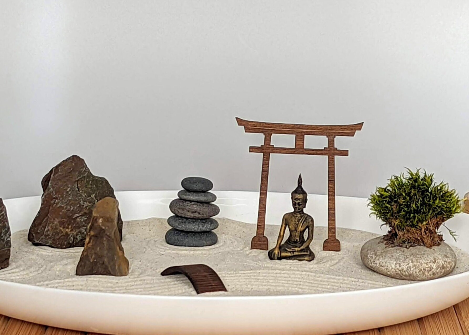 Großer Zengarten aus weißem Opalglas mit Buddha & Brücke – handgemachtes Zen-Garten Set zur Entspannung & Geschenk – Bild 8