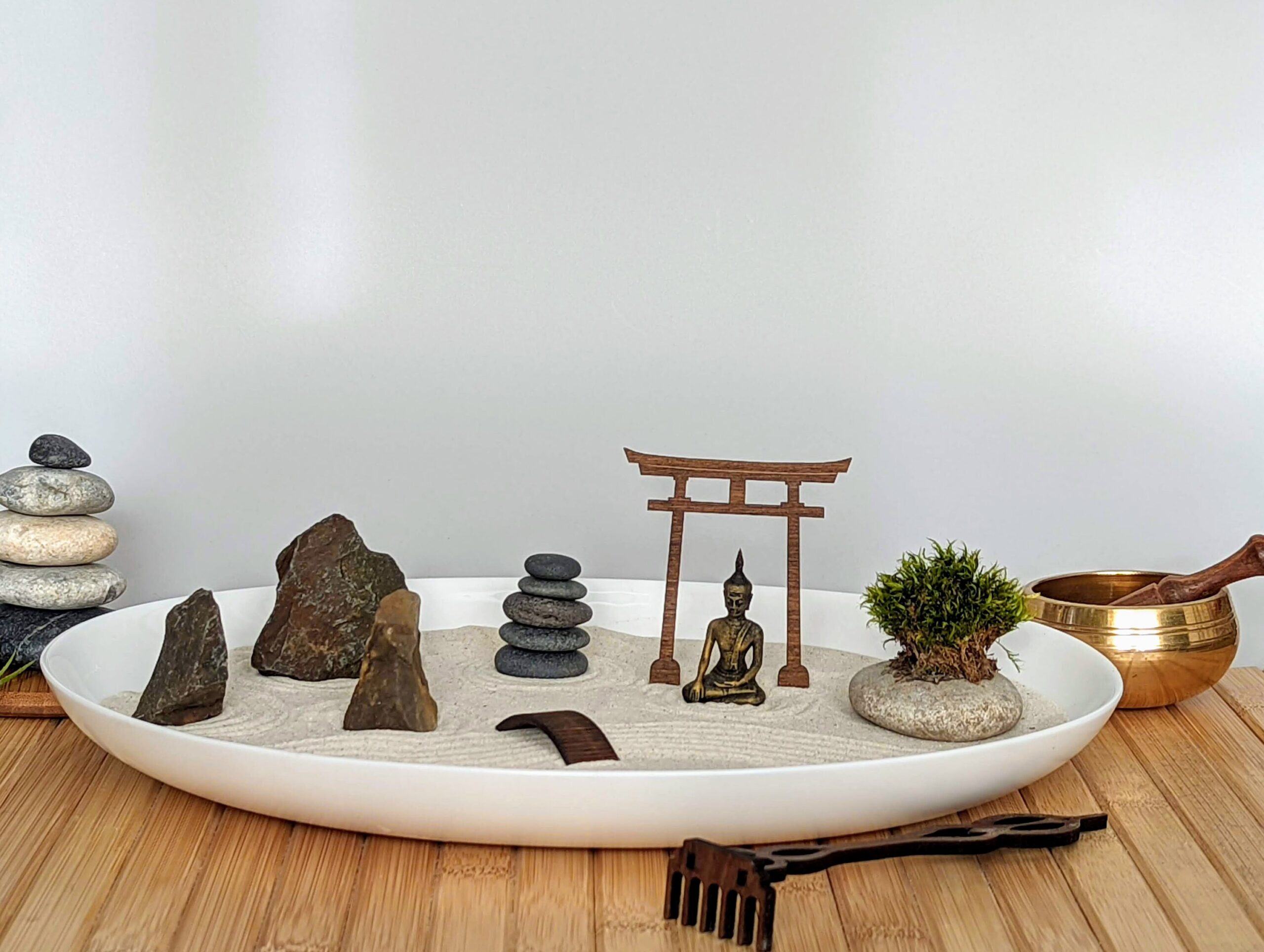 Großer Zengarten aus weißem Opalglas mit Buddha & Brücke – handgemachtes Zen-Garten Set zur Entspannung & Geschenk – Bild 2