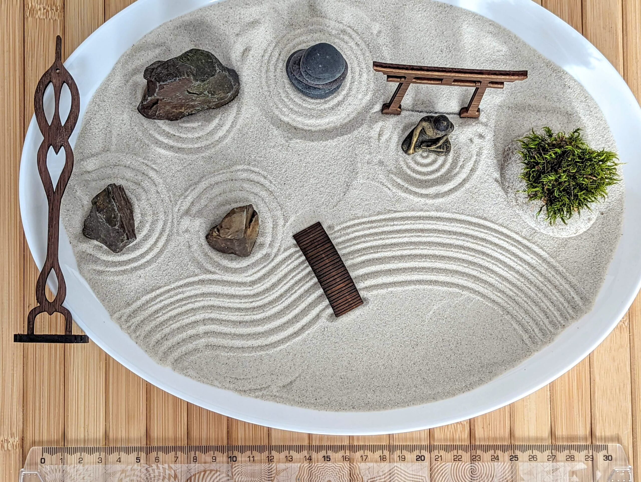 Großer Zengarten aus weißem Opalglas mit Buddha & Brücke – handgemachtes Zen-Garten Set zur Entspannung & Geschenk – Bild 3