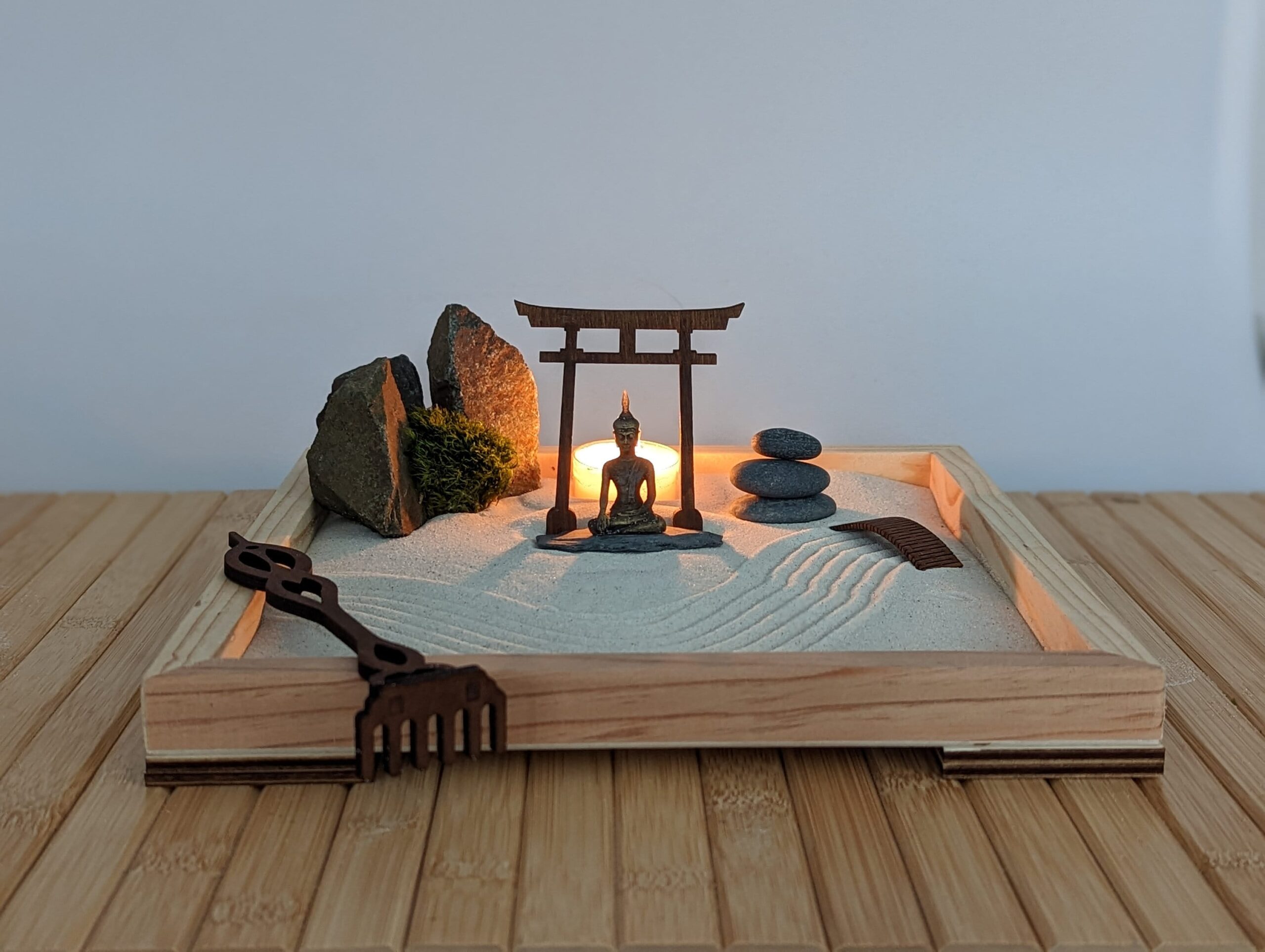 Zen-Garten aus Massivholz mit Buddha & Torii – handgefertigtes Set (25 cm)