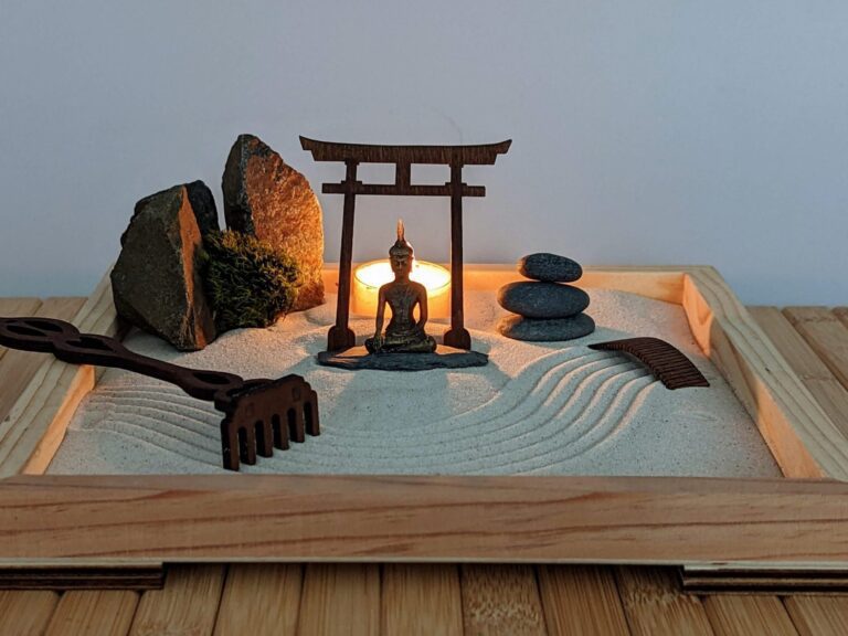 XL großes Zengarten-Set aus FSC- Massivholz mit Buddha -Figur, Torii, Kerze, Moos und Holz-Harke