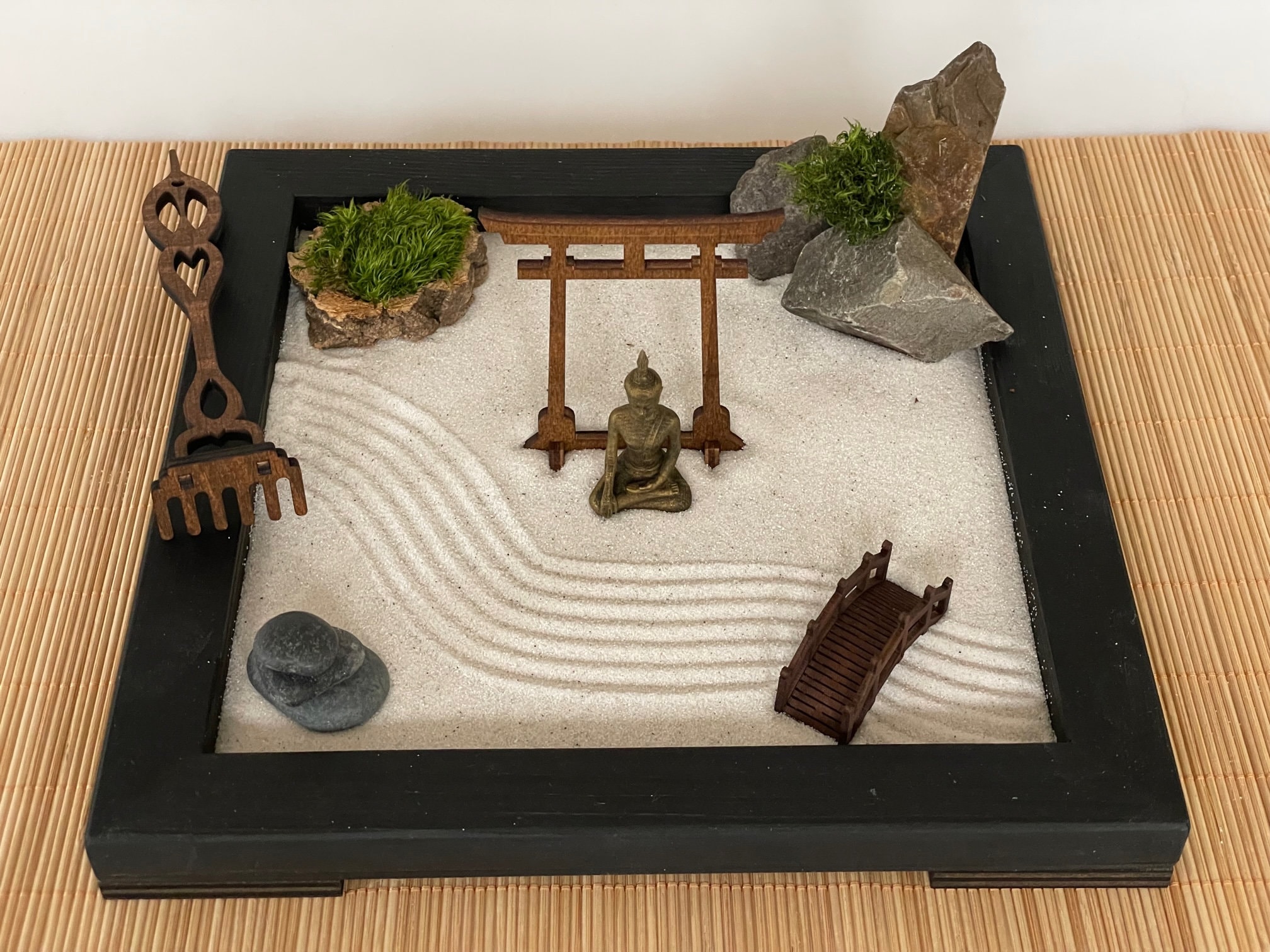 Schwarzer Zen-Garten aus Massivholz mit Buddha, Torii & Brücke – Bild 4