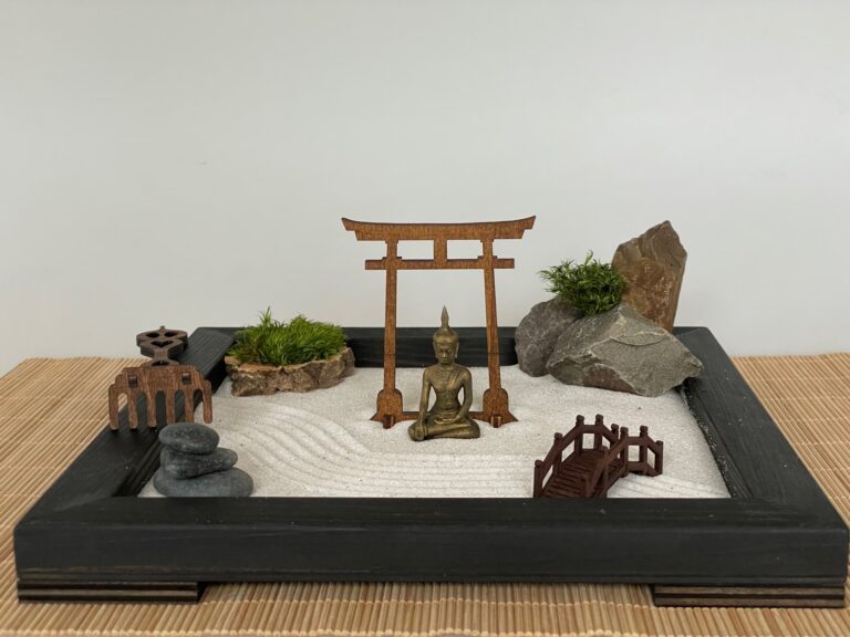 Schwarzer Zen-Garten aus Massivholz mit Buddha, Torii & Brücke