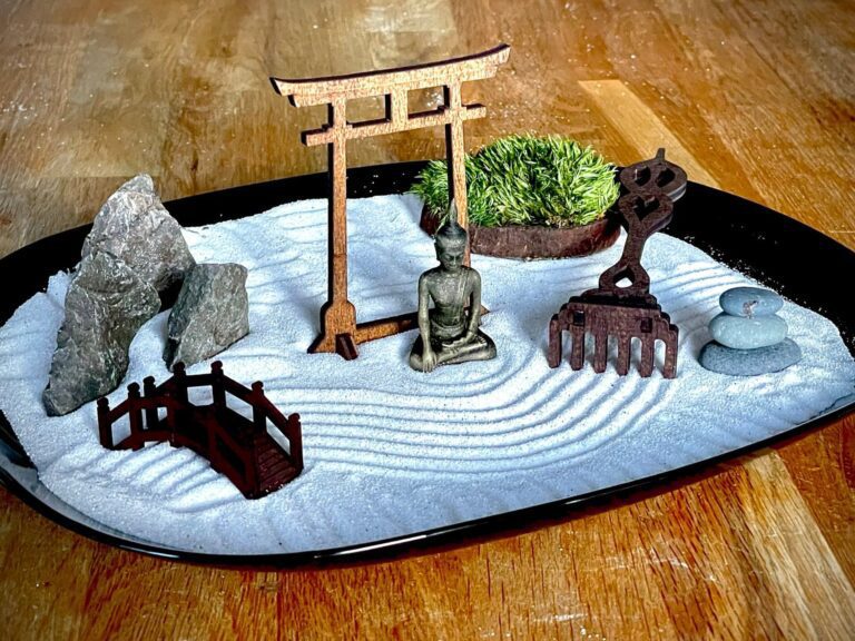 Zen-Garten aus Opalglas mit Buddha, Torii & Moos – handgefertigtes Set (28 × 23 cm)
