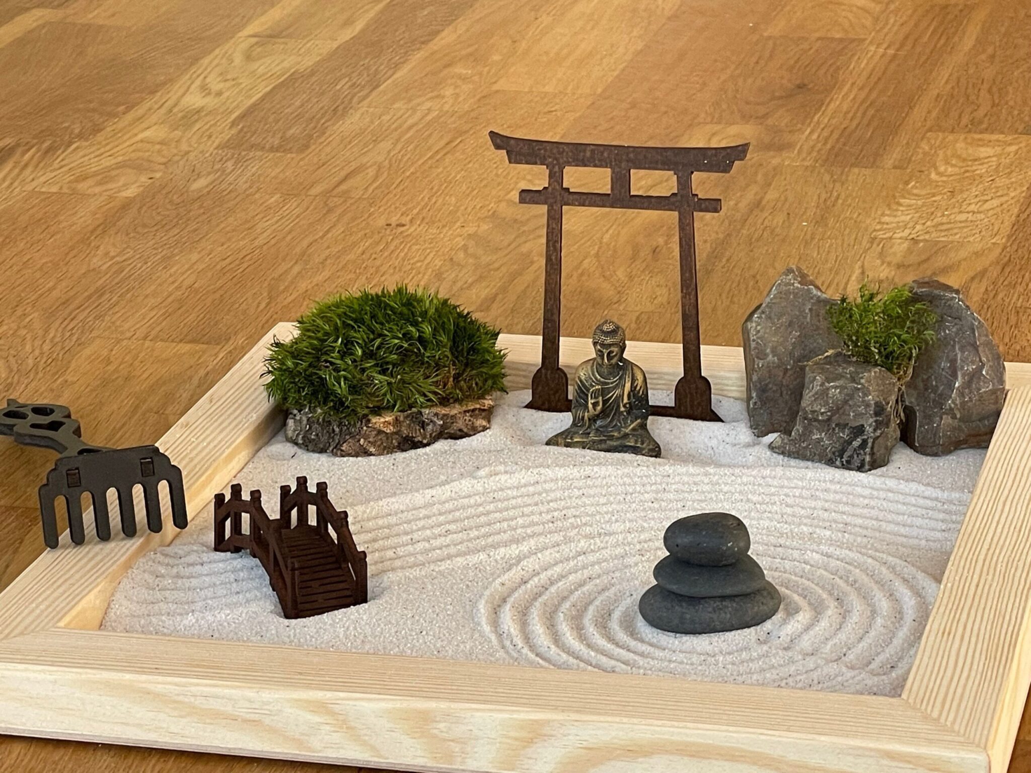 Großes handmade Zen-Garten-Set aus FSC-Holz mit Buddha, Torii, Brücke, Moos und Holz-Harke- aus umweltfreundlichen Materialien – Bild 3