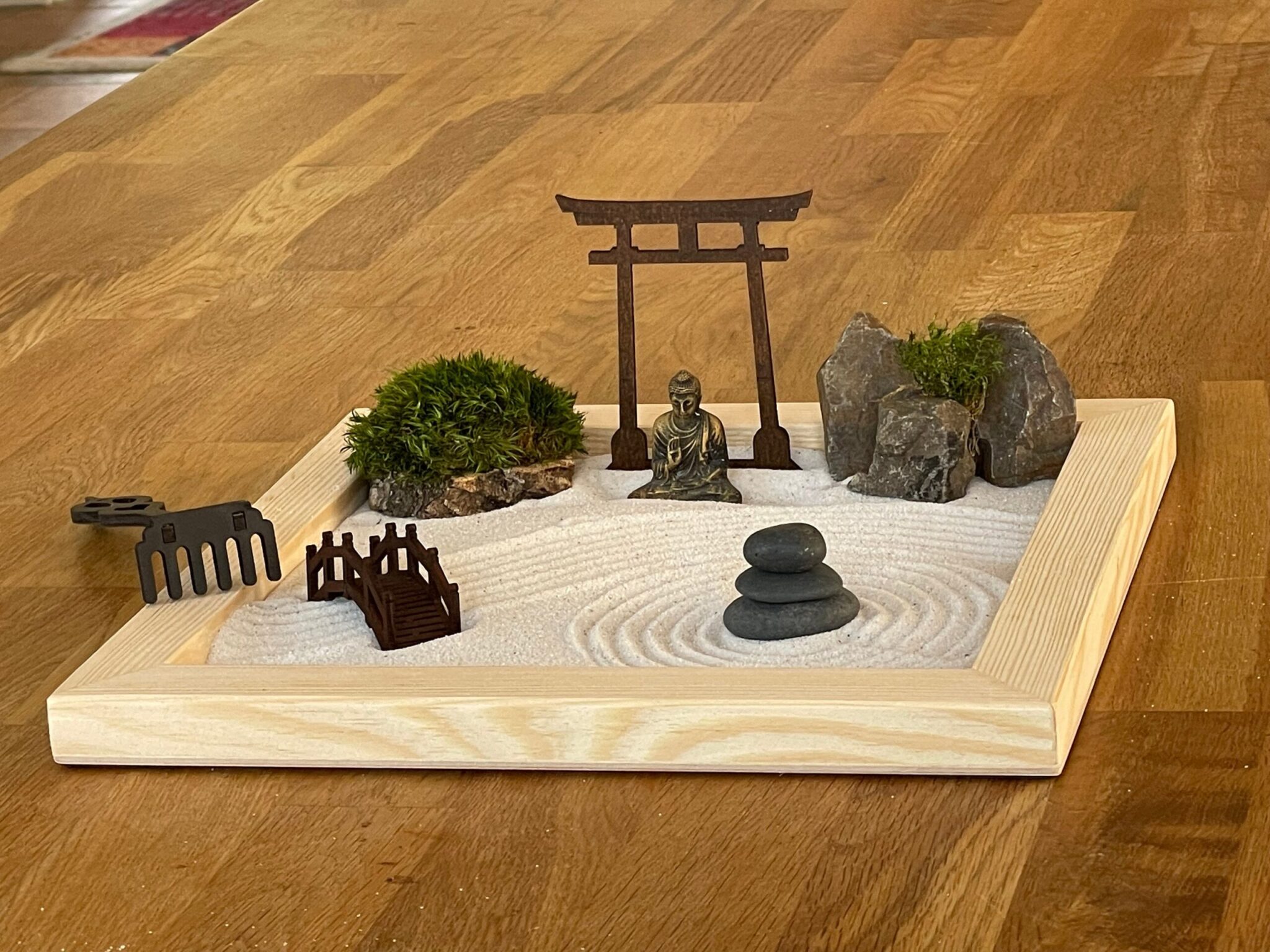 Großes handmade Zen-Garten-Set aus FSC-Holz mit Buddha, Torii, Brücke, Moos und Holz-Harke- aus umweltfreundlichen Materialien – Bild 4