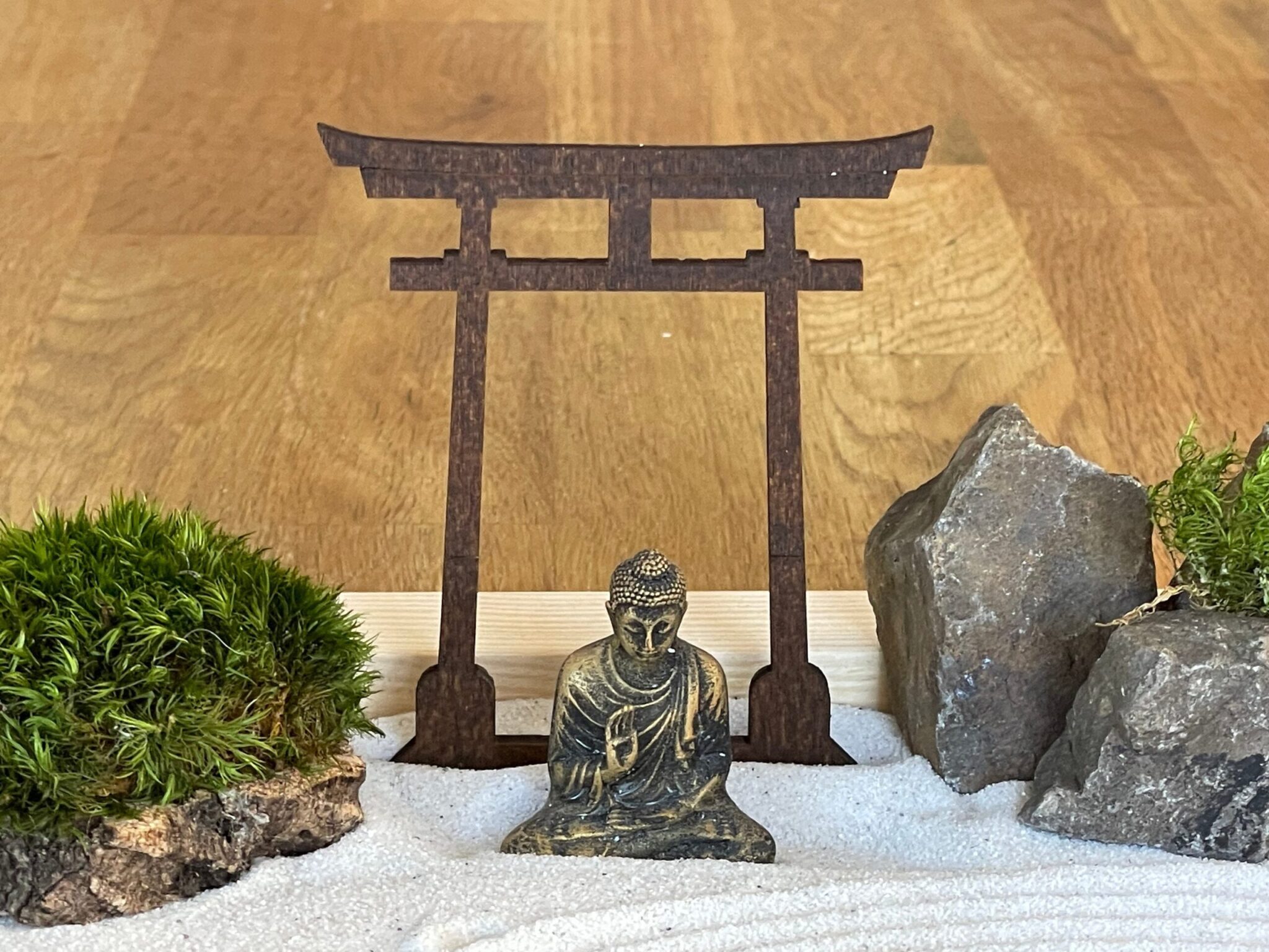 Großes handmade Zen-Garten-Set aus FSC-Holz mit Buddha, Torii, Brücke, Moos und Holz-Harke- aus umweltfreundlichen Materialien – Bild 7