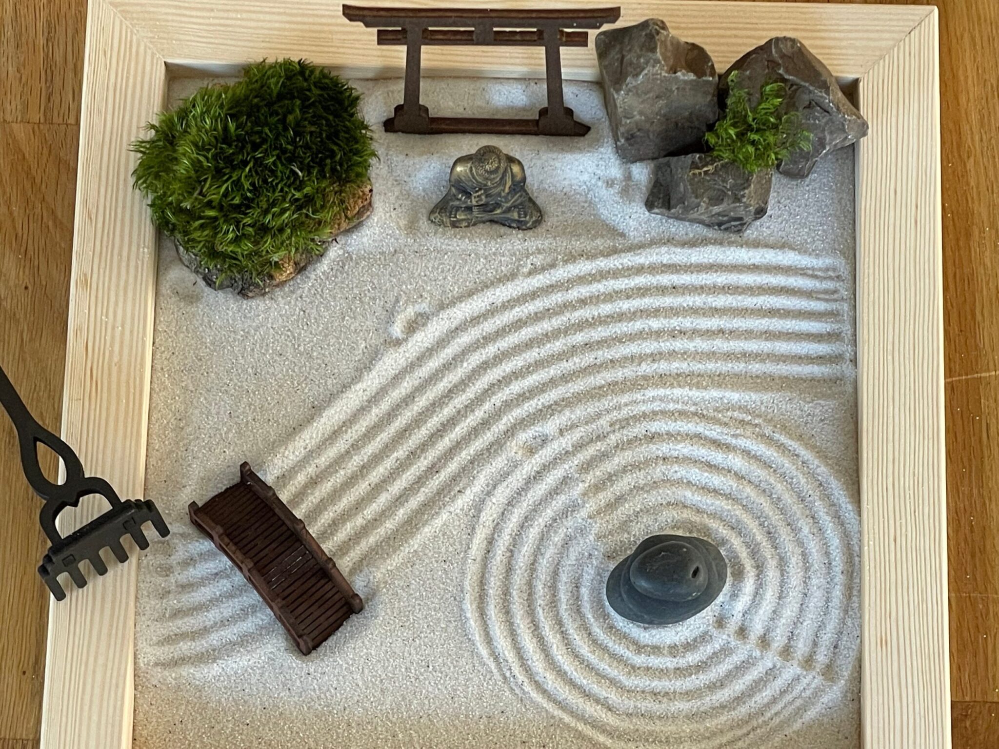 Großes handmade Zen-Garten-Set aus FSC-Holz mit Buddha, Torii, Brücke, Moos und Holz-Harke- aus umweltfreundlichen Materialien – Bild 5