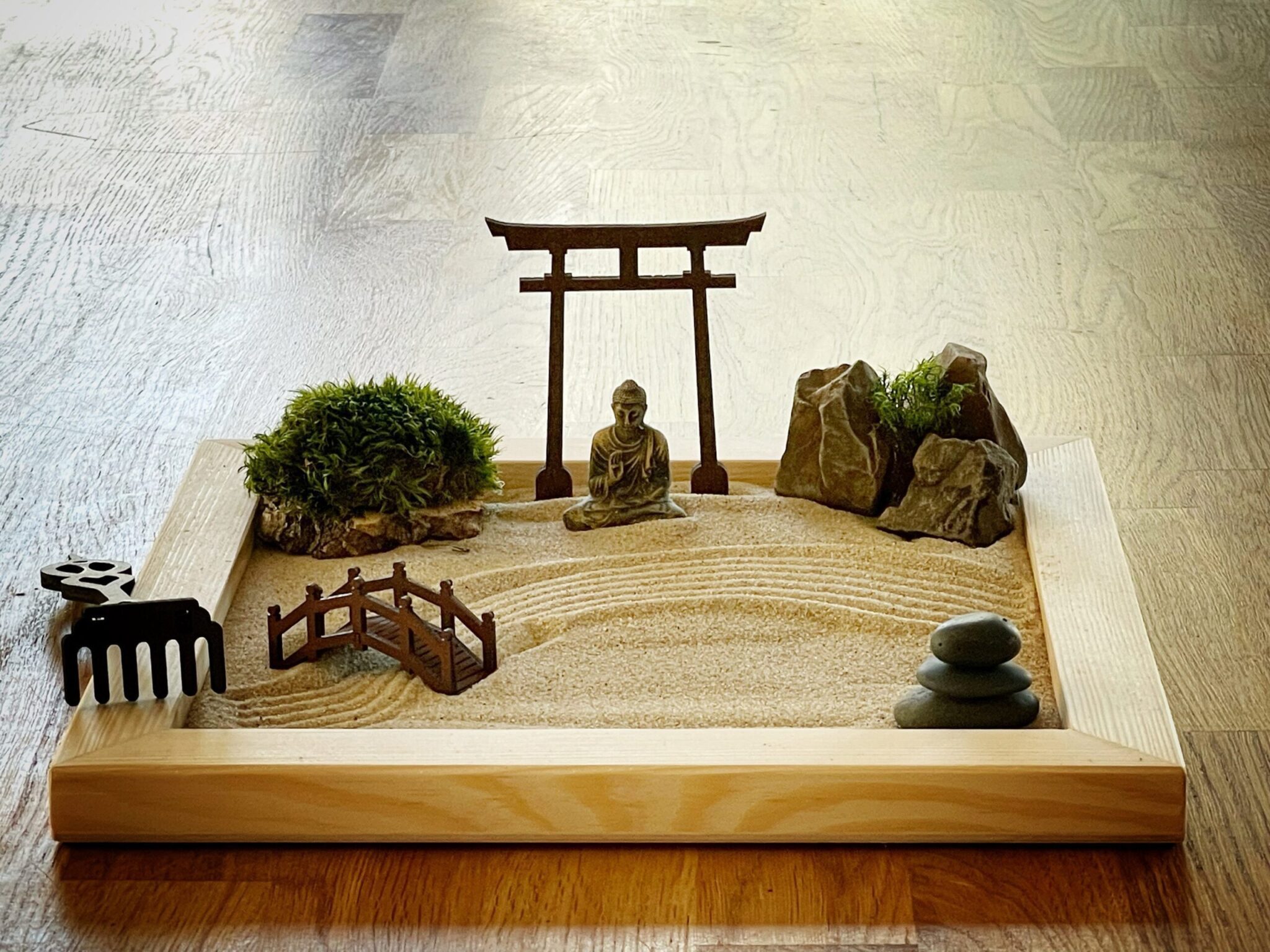 Großes handmade Zen-Garten-Set aus FSC-Holz mit Buddha, Torii, Brücke, Moos und Holz-Harke- aus umweltfreundlichen Materialien – Bild 2