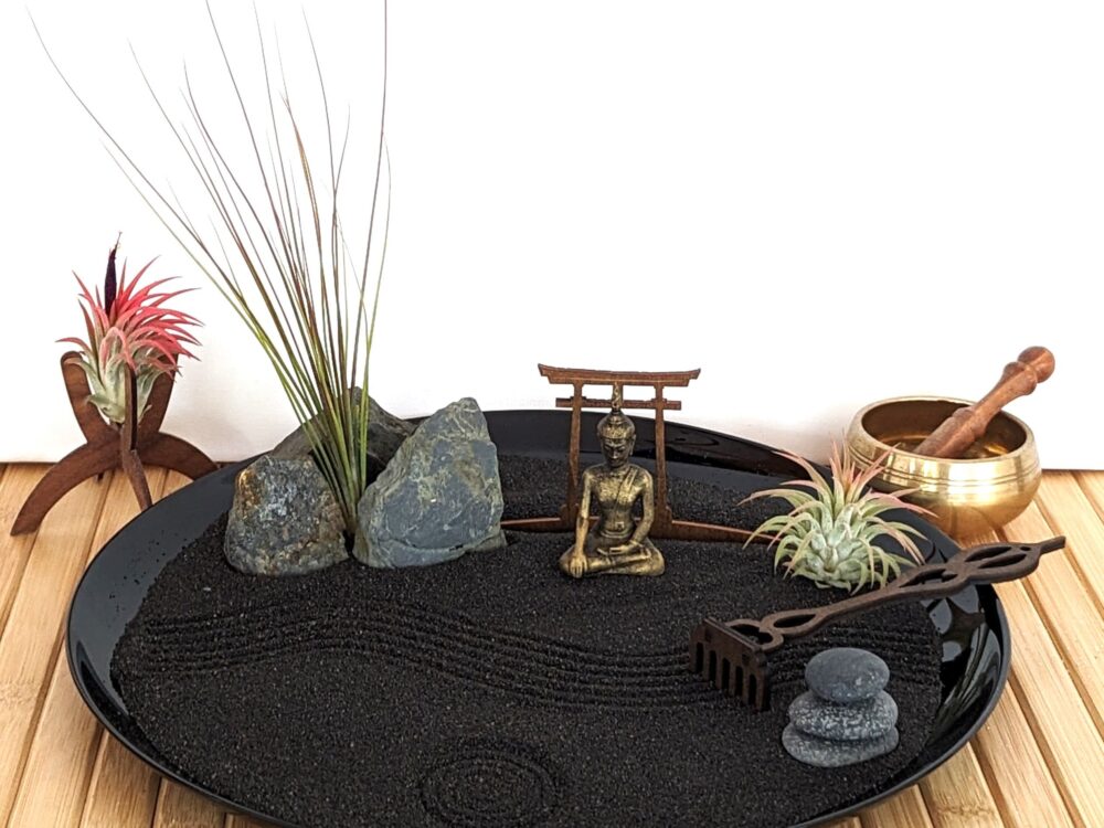 Zen-Garten aus schwarzem Opalglas mit schwarzem Sand, Buddha & Tillandsien – handgefertigtes Set (Ø 32 cm)