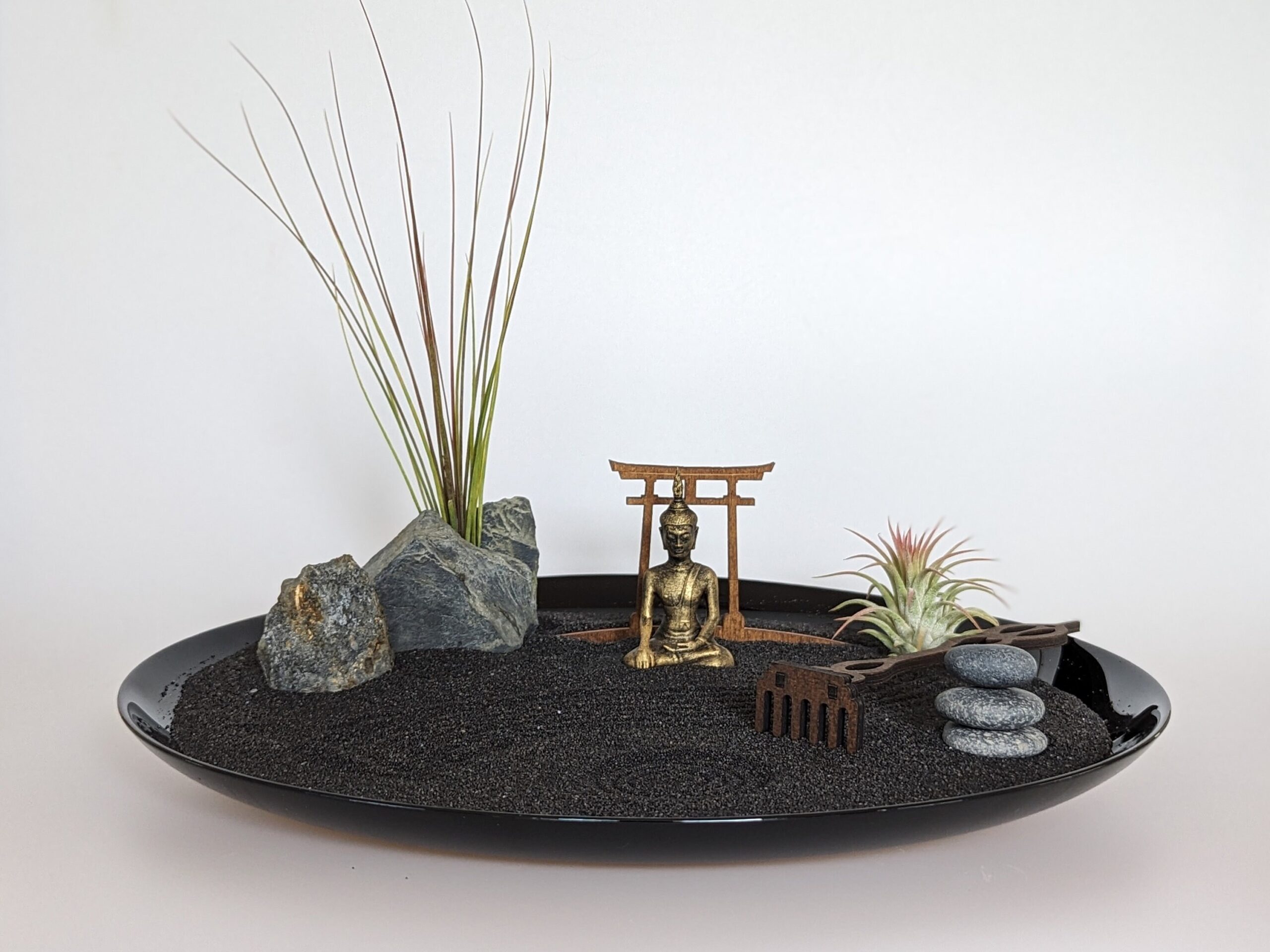 Zen-Garten aus schwarzem Opalglas mit schwarzem Sand, Buddha & Tillandsien – handgefertigtes Set (Ø 32 cm) – Bild 7