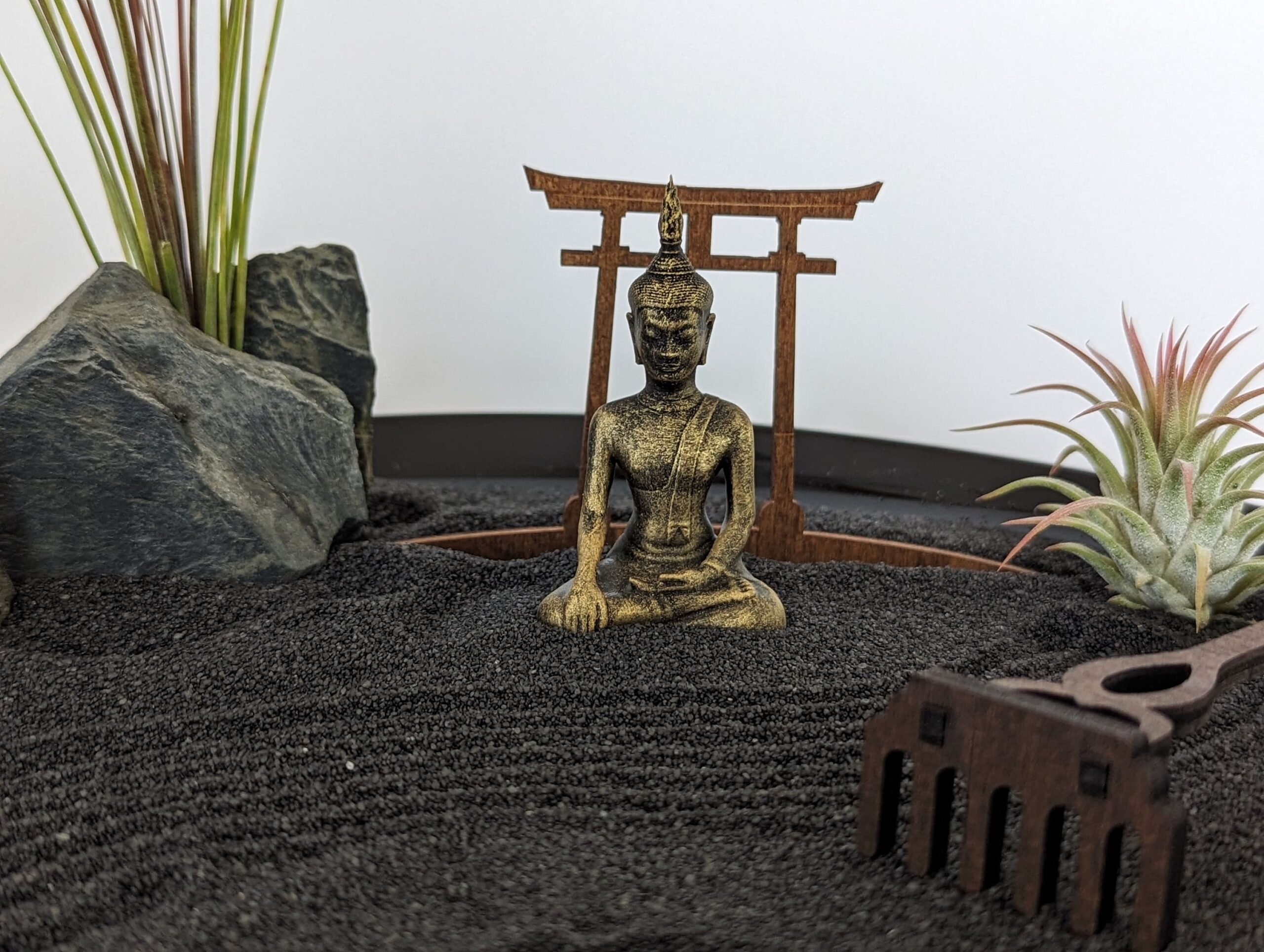 Zen-Garten aus schwarzem Opalglas mit schwarzem Sand, Buddha & Tillandsien – handgefertigtes Set (Ø 32 cm) – Bild 6