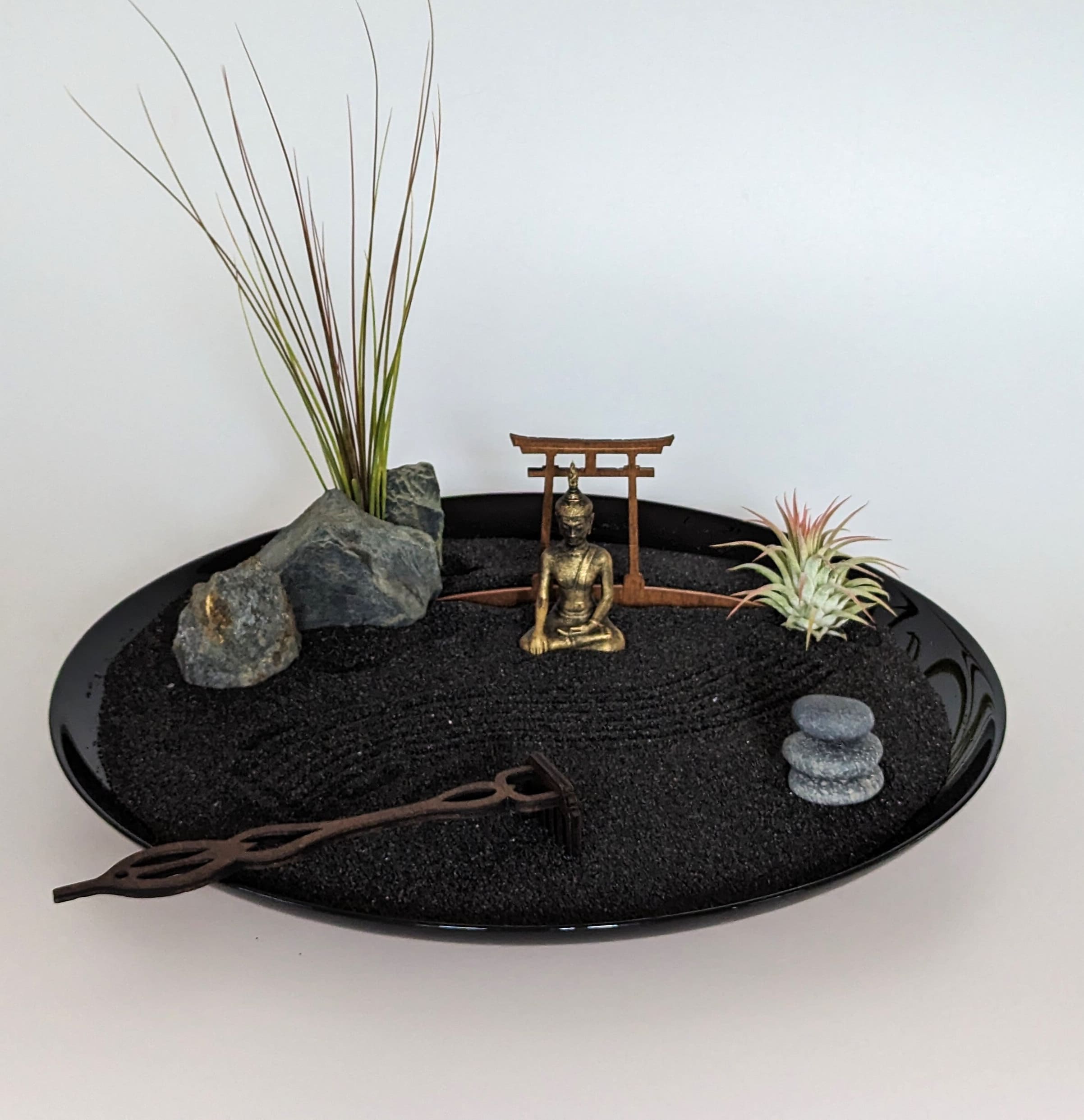 Zen-Garten aus schwarzem Opalglas mit schwarzem Sand, Buddha & Tillandsien – handgefertigtes Set (Ø 32 cm) – Bild 3