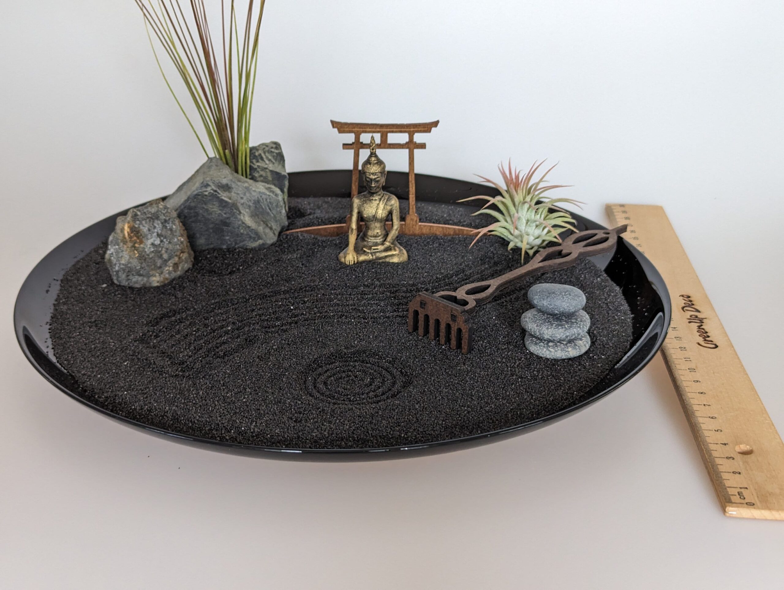 Zen-Garten aus schwarzem Opalglas mit schwarzem Sand, Buddha & Tillandsien – handgefertigtes Set (Ø 32 cm) – Bild 10